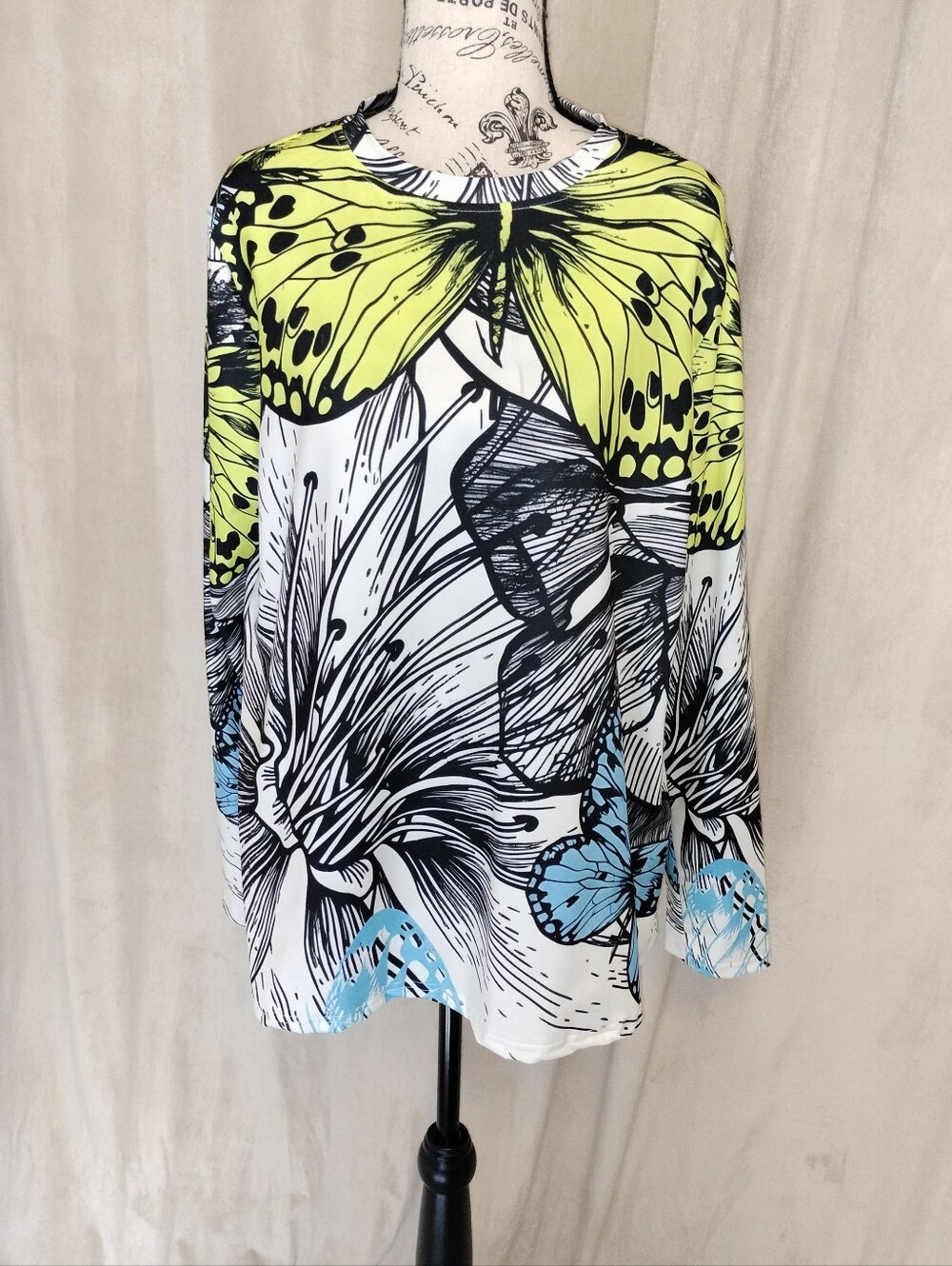 NWOT! Women's Long Sleeve Pullover Top w/Abstract Butterfly Print. Size XL